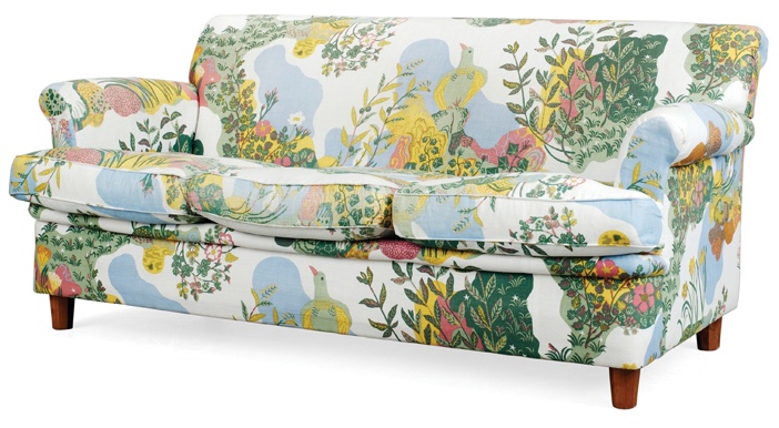 Hai mẫu sofa được trưng bày tại triển lãm “Josef Frank: Chống lại thiết kế”