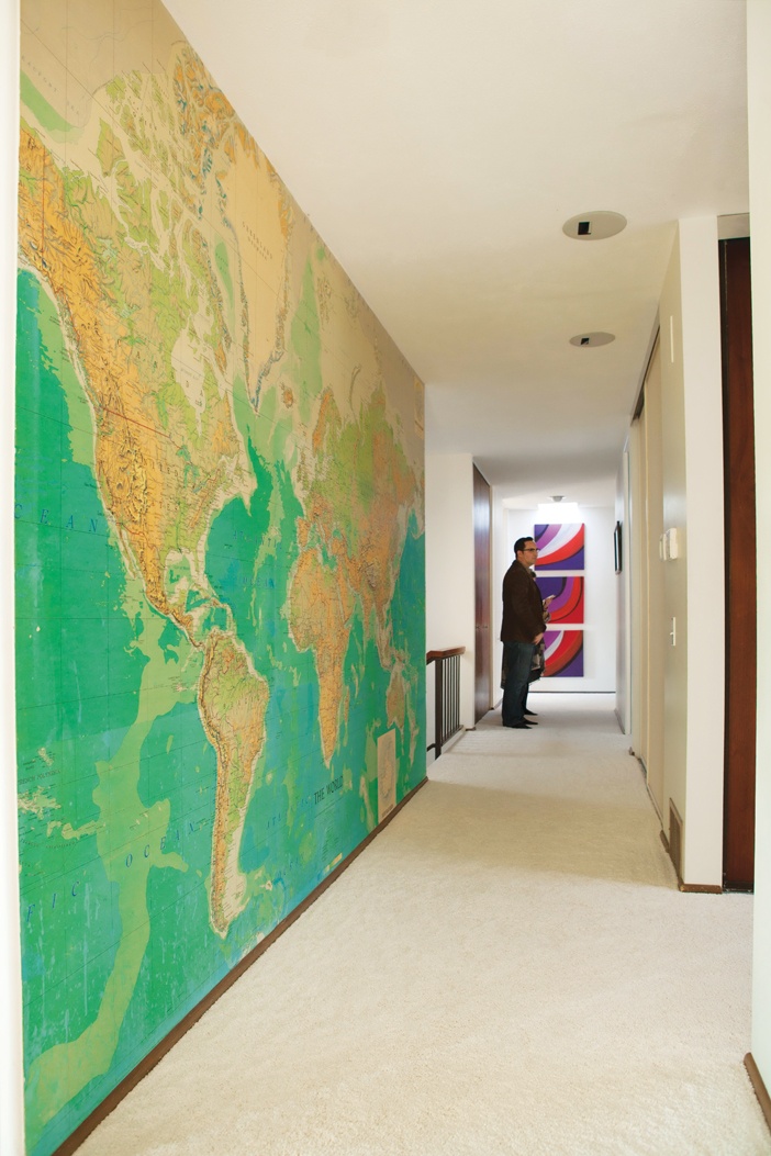 Tấm bản đồ khổ lớn là món trang trí cho hành lang nối các phòng của ngôi nhà