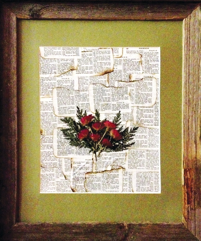 Một bức tranh với sự kết hợp khéo léo, sáng tạo giữa giấy báo cũ (đốt xém) và hoa khô 