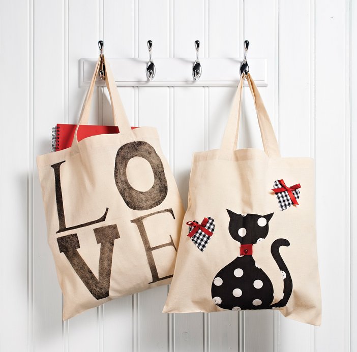Những chiếc túi shopping làm thành góc trang trí giản dị mà bắt mắt