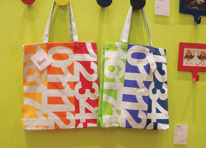 Những chiếc túi shopping làm thành góc trang trí giản dị mà bắt mắt