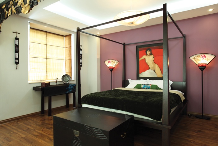 Phòng ngủ treo tranh sơn dầu của họa sĩ Nguyễn Thanh Bình