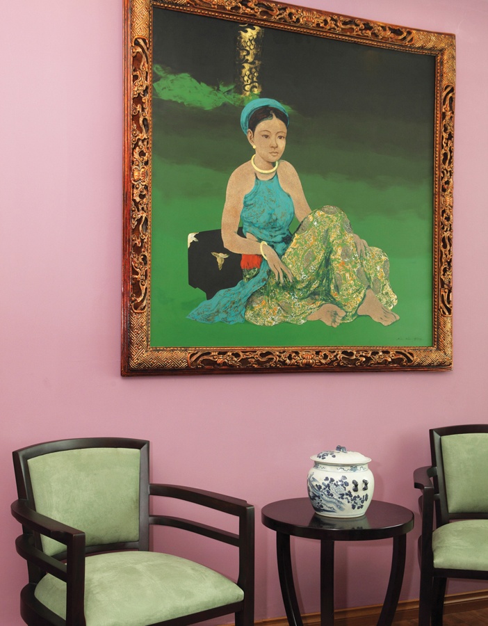 Phòng khách với tranh sơn mài của họa sĩ Bùi Hữu Hùng