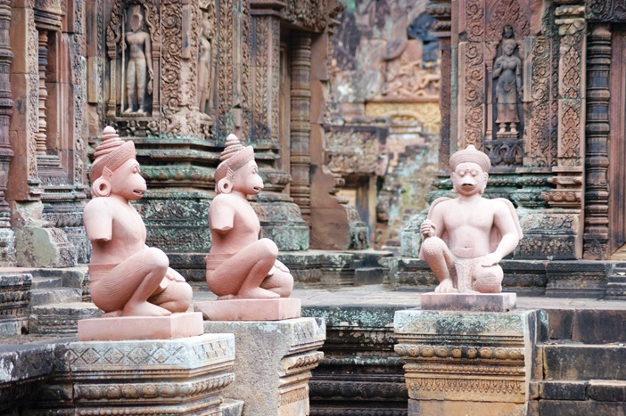 Tượng Hanuman canh giữ đền thiêng ở Banteay Srei (Campuchia)