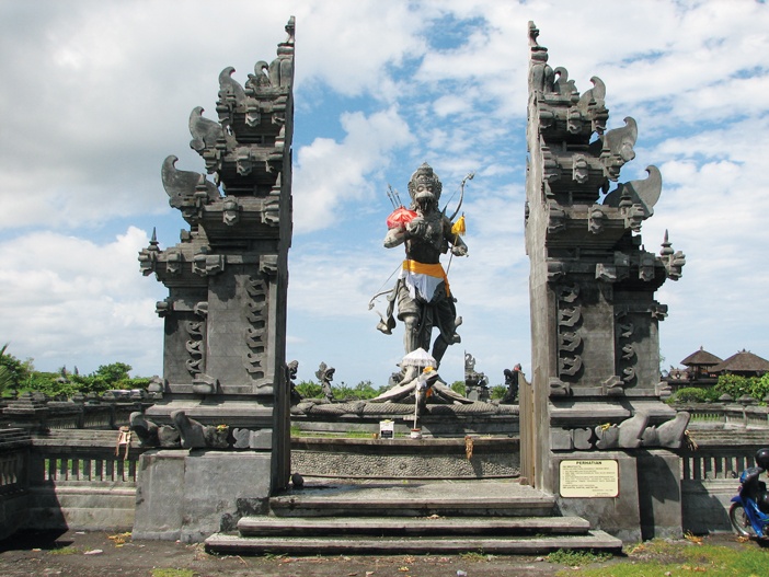 Một sự kết hợp điêu khắc (tượng Hanuman) và kiến trúc rất đẹp tại Bali