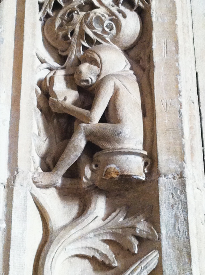 Tượng khỉ ngồi… bô trên bức tường một kiến trúc cổ ở thành phố Toledo (Tây Ban Nha)
