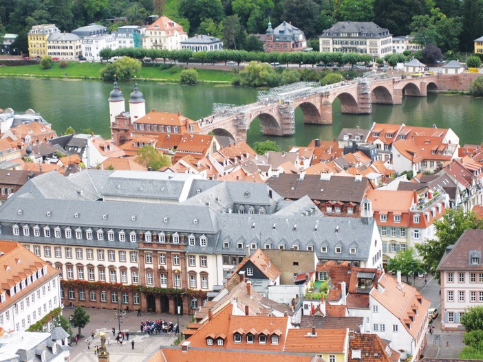 Cầu đá bắc qua sông Neckar ở thành phố Heidelberg