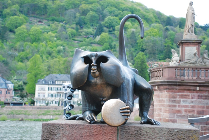Du khách làm… trò khỉ trên cầu cổ Heidelberg