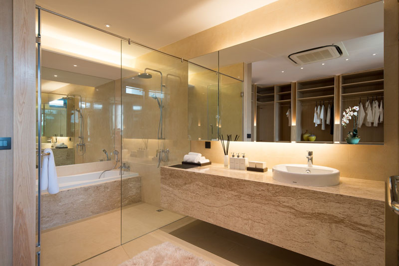 nt_master-bathroom-glass-shower-surround-250417-240-13-1