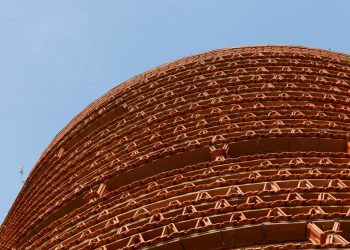 Toà nhà đáng kinh ngạc với 20.000 viên ngói đỏ làm tường bao