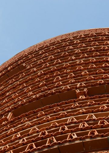 Toà nhà đáng kinh ngạc với 20.000 viên ngói đỏ làm tường bao