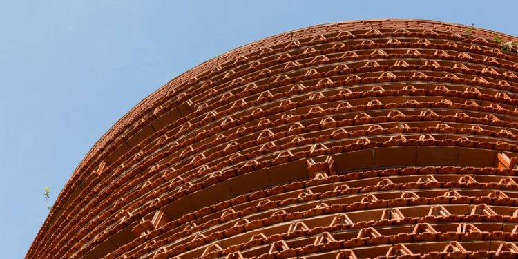 Toà nhà đáng kinh ngạc với 20.000 viên ngói đỏ làm tường bao