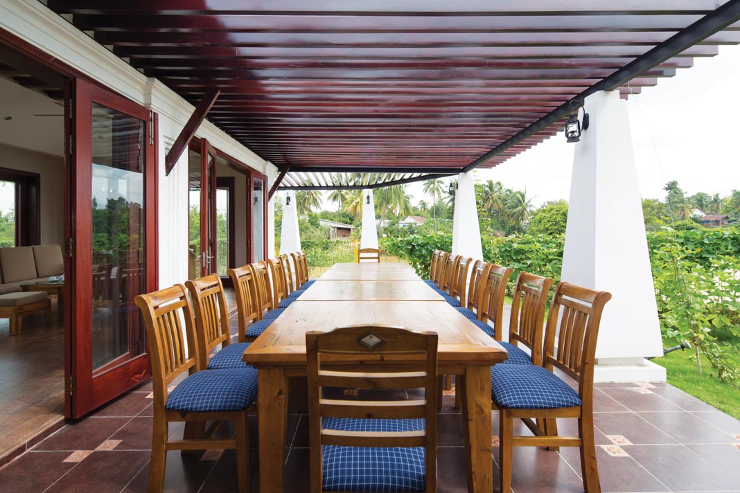 Ngôi nhà thôn dã ven sông