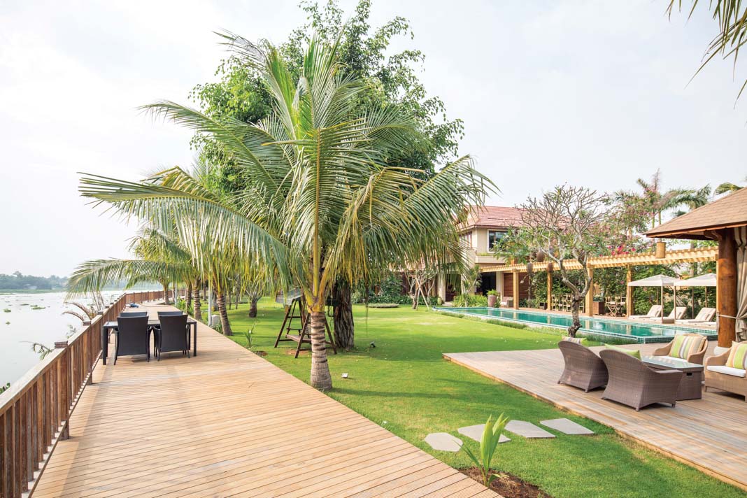 Ngôi nhà gỗ ven sông