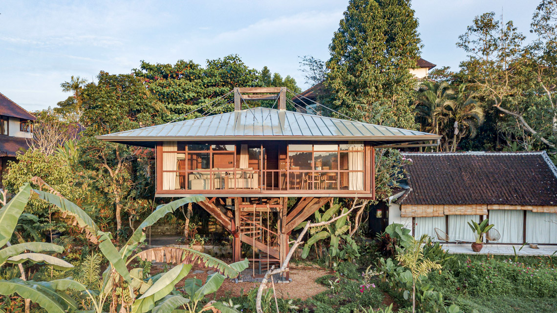 Nhà trên cây bằng gỗ đã tạo ra một ốc đảo ở một ngôi làng Bali
