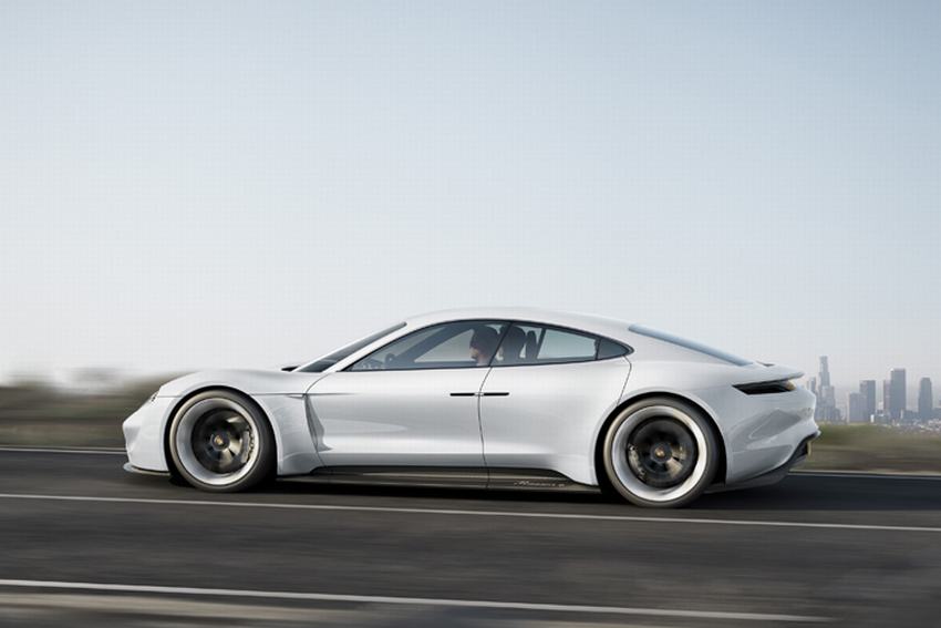 Porsche ra mắt mẫu xe điện đầu tiên