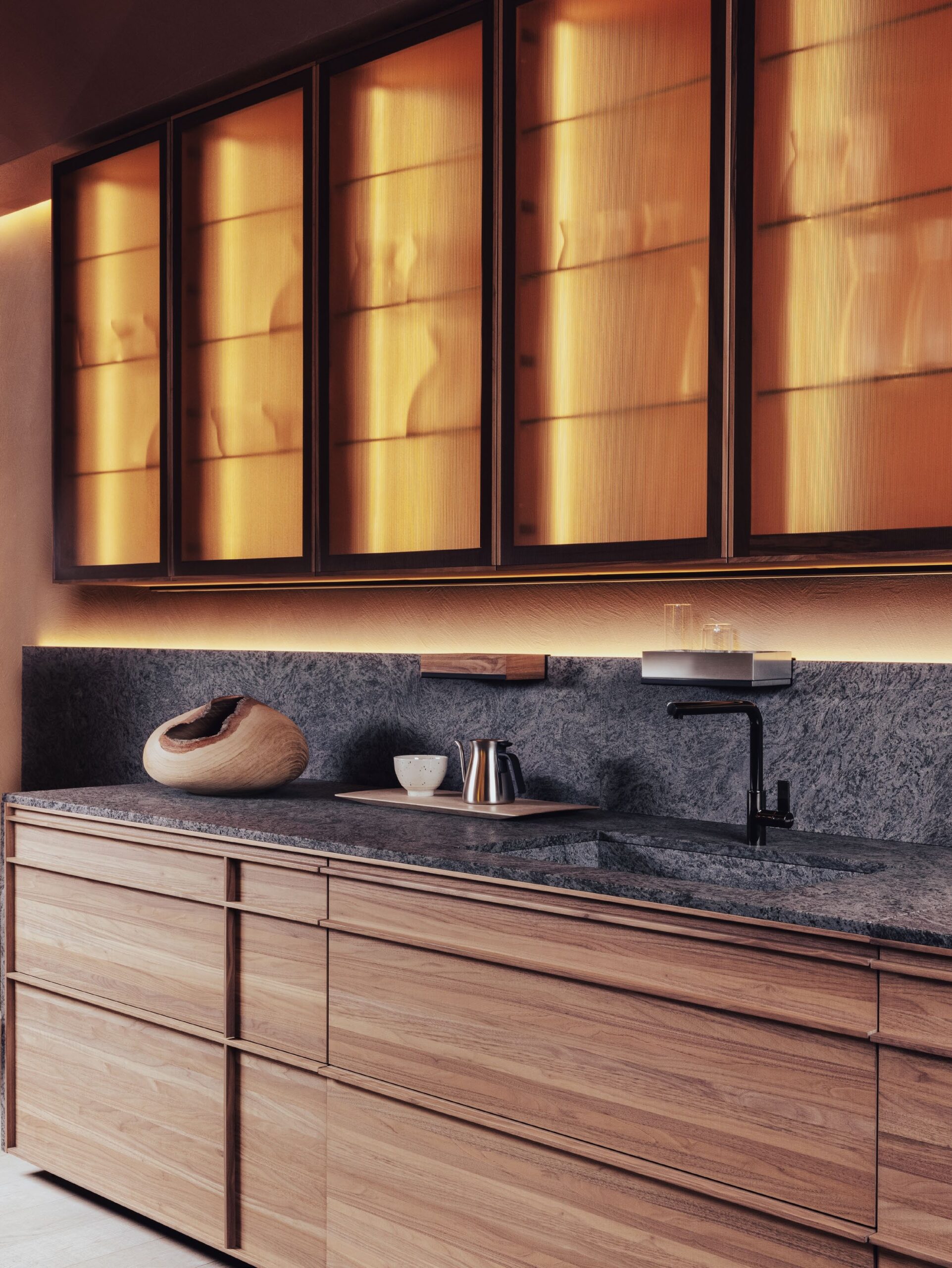 Bếp Archigraphica của Valcucine với tủ kính hắt sáng ấm