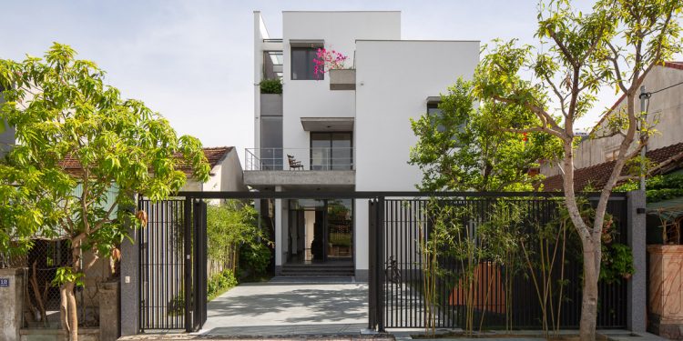 Ngôi nhà hình khối màu trắng tràn ngập ánh sáng