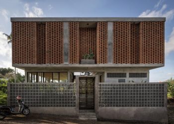 Ngôi nhà bê tông trần với gạch đất sét thiết kế như một tấm bình phong tối đa hóa sự thông gió - 2