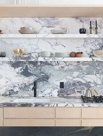 Sự hòa quyện đá và gỗ: Cách tạo dựng một bếp hiện đại và ấn tượng