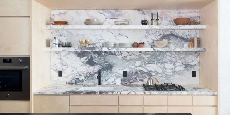 Sự hòa quyện đá và gỗ: Cách tạo dựng một bếp hiện đại và ấn tượng