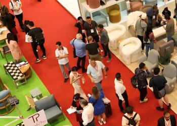 VIFA EXPO 2025 thu hút nhiều khách tham quan trong ngày khai mạc - 1