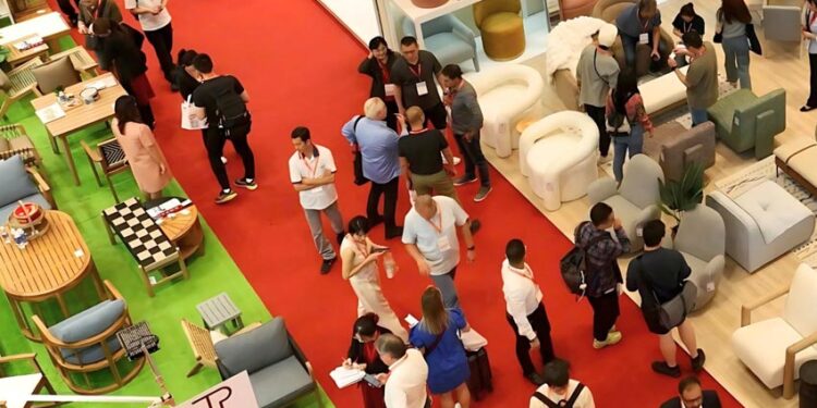 VIFA EXPO 2025 thu hút nhiều khách tham quan trong ngày khai mạc - 1