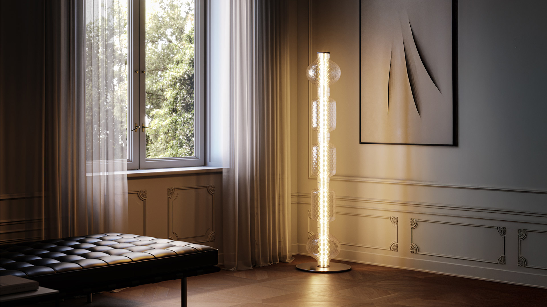 Đèn cây Alambicco của Artemide đặt trong phòng khách cổ điển bên cửa sổ