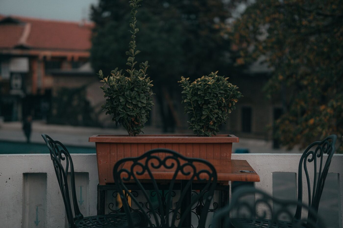 Ban công có ghế ngồi và chậu cây