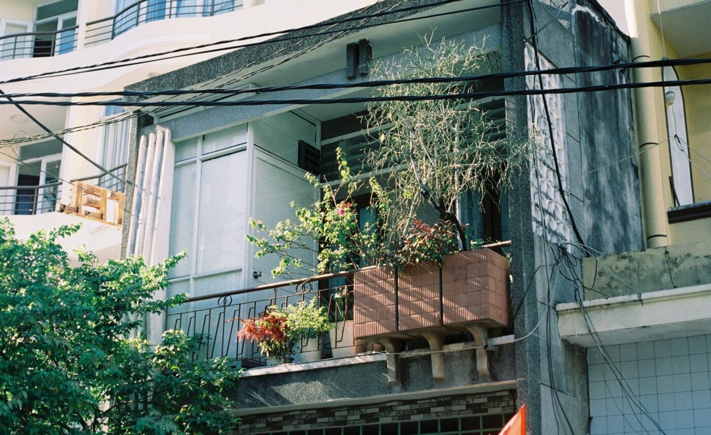 Ban công phố phủ cây xanh