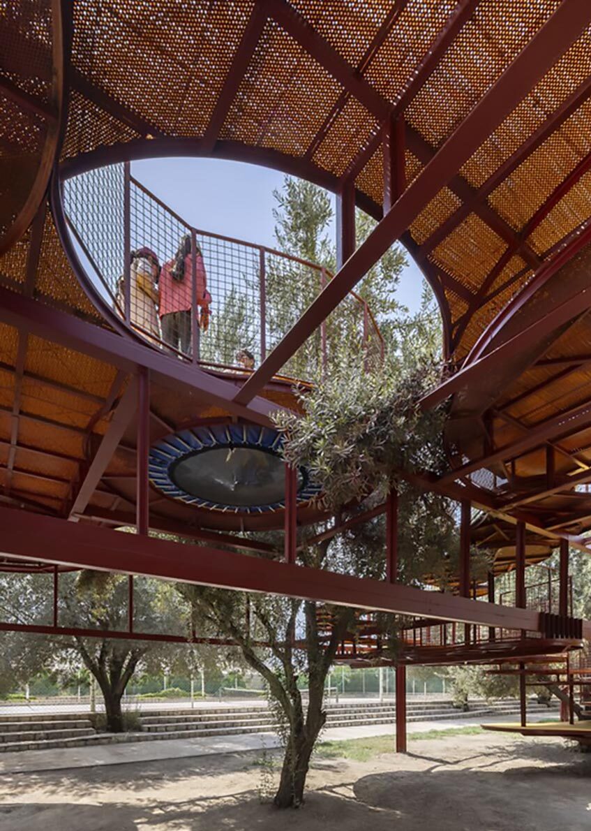 Sân chơi Cheshm Cheran Bazi của ZAV Architects với các bục tròn nhiều tầng đan xen giữa vườn ô liu tại Minudasht, Iran - 12