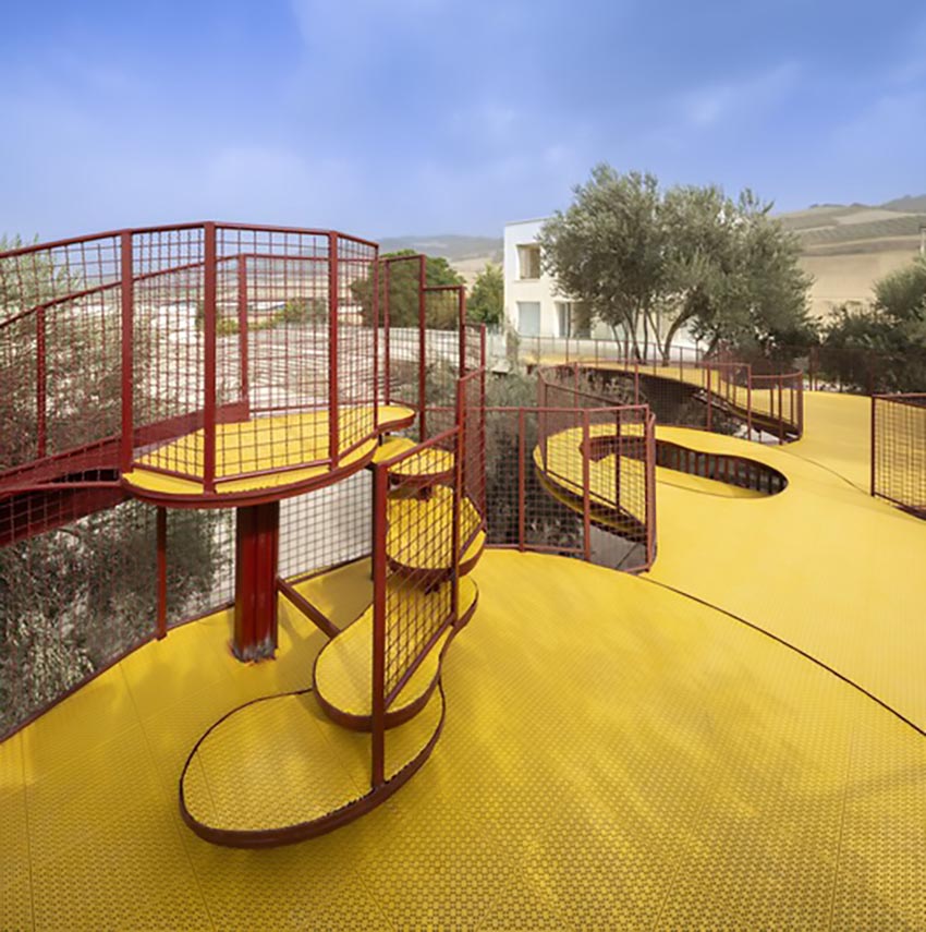 Sân chơi Cheshm Cheran Bazi của ZAV Architects với các bục tròn nhiều tầng đan xen giữa vườn ô liu tại Minudasht, Iran - 4