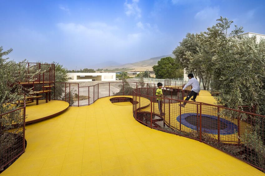 Sân chơi Cheshm Cheran Bazi của ZAV Architects với các bục tròn nhiều tầng đan xen giữa vườn ô liu tại Minudasht, Iran - 5