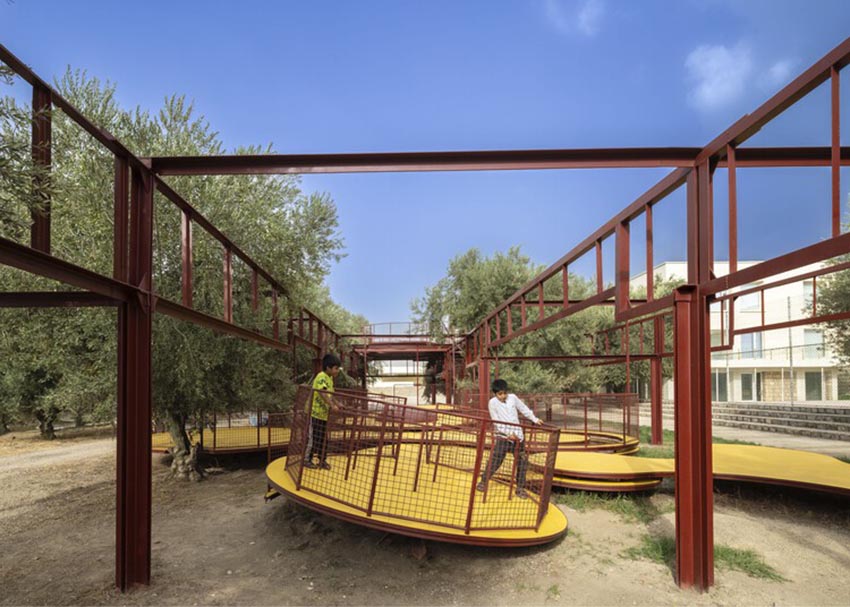 Sân chơi Cheshm Cheran Bazi của ZAV Architects với các bục tròn nhiều tầng đan xen giữa vườn ô liu tại Minudasht, Iran - 6