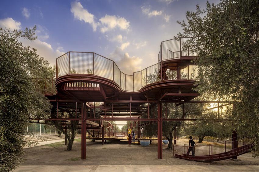 Sân chơi Cheshm Cheran Bazi của ZAV Architects với các bục tròn nhiều tầng đan xen giữa vườn ô liu tại Minudasht, Iran - 7