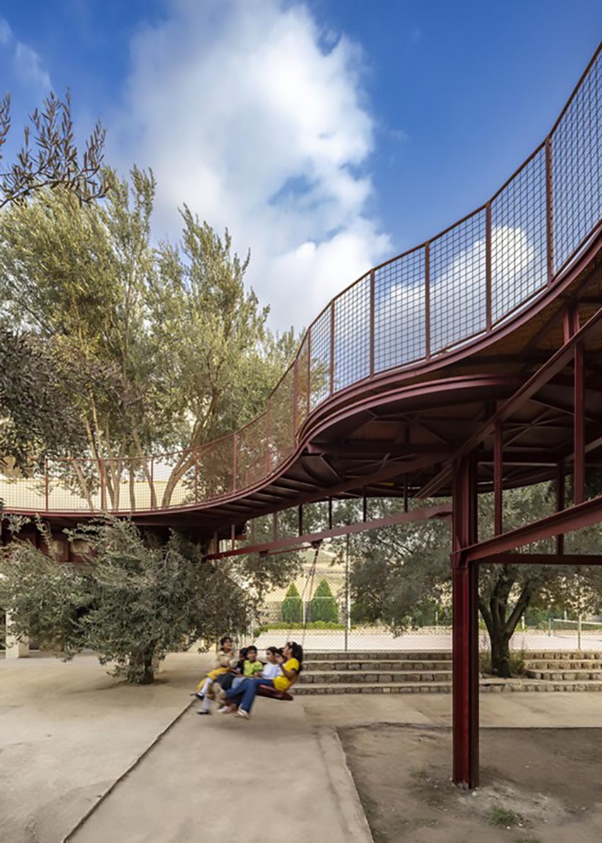Sân chơi Cheshm Cheran Bazi của ZAV Architects với các bục tròn nhiều tầng đan xen giữa vườn ô liu tại Minudasht, Iran - 8
