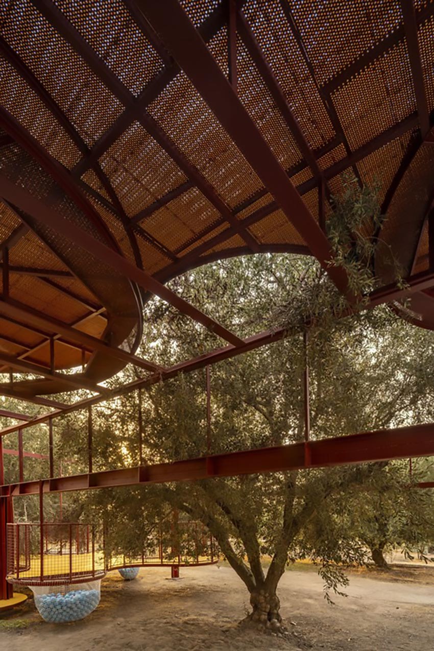 Sân chơi Cheshm Cheran Bazi của ZAV Architects với các bục tròn nhiều tầng đan xen giữa vườn ô liu tại Minudasht, Iran - 9