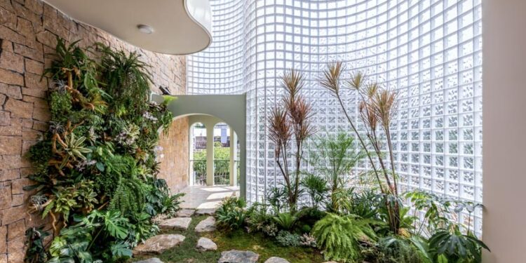 Không gian bên trong “viên pha lê khổng lồ” giữa lòng thành phố - 1