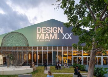 Arquitectonica Furniture và Batman Chairs: Hai thái cực tạo nên điểm nhấn tại Design Miami 2025