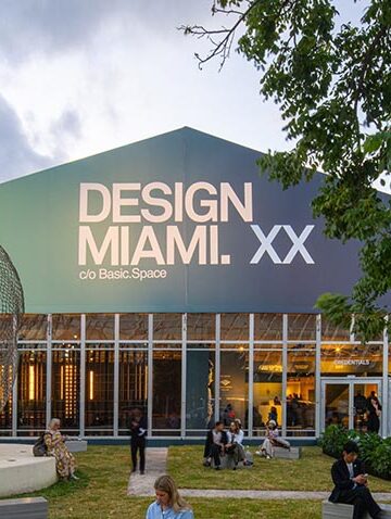 Arquitectonica Furniture và Batman Chairs: Hai thái cực tạo nên điểm nhấn tại Design Miami 2025