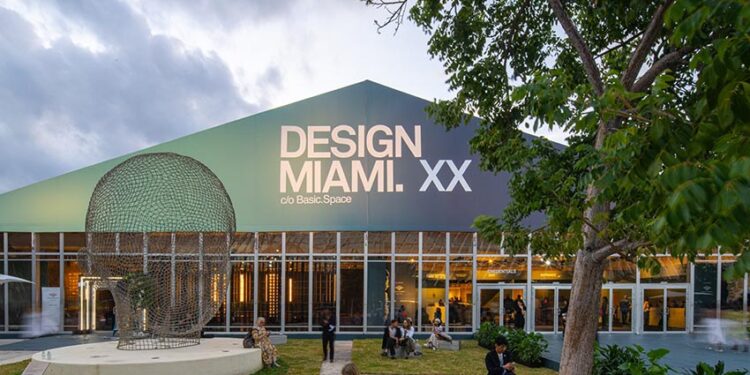 Arquitectonica Furniture và Batman Chairs: Hai thái cực tạo nên điểm nhấn tại Design Miami 2025