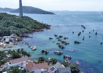 Nước biển trong xanh như ngọc bích