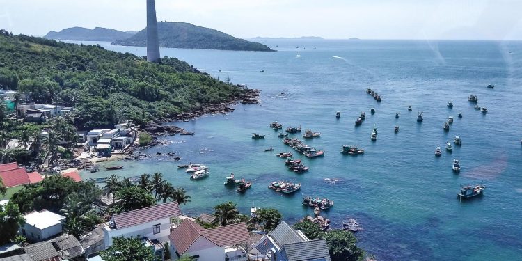 Nước biển trong xanh như ngọc bích