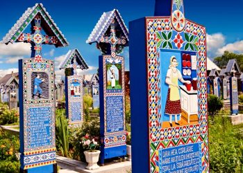 Những bia gỗ rực rỡ ở nghĩa trang Merry-3
