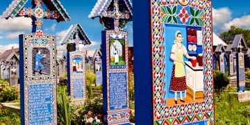 Những bia gỗ rực rỡ ở nghĩa trang Merry-3