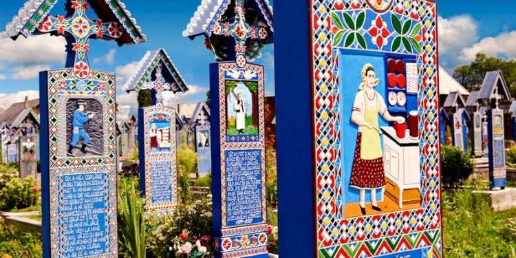 Những bia gỗ rực rỡ ở nghĩa trang Merry-3