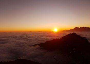 Đi bộ giữa biển mây-15