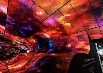 [CES 2019] Choáng ngợp với dải ngân hà từ màn hình OLED cong khổng lồ của LG