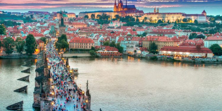 Thăm cây cầu tượng thánh độc đáo ở cộng hòa Czech-1