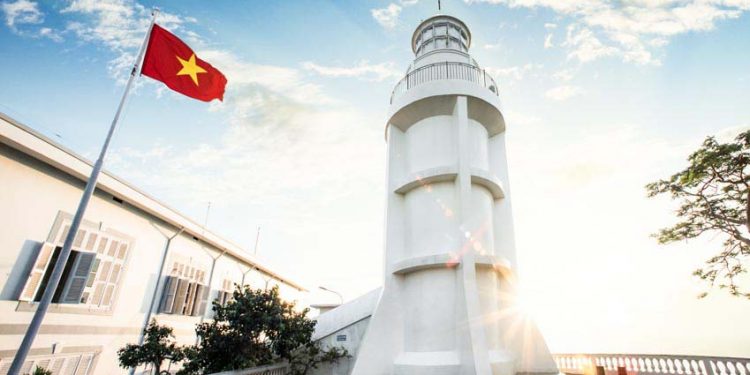 Ngọn hải đăng tại TP. Vũng Tàu được sơn lại bằng sơn Dulux Weathershield - 1